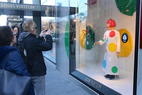 robo louis vuitton|Louis Vuitton installs Yayoi Kusama robots at stores .